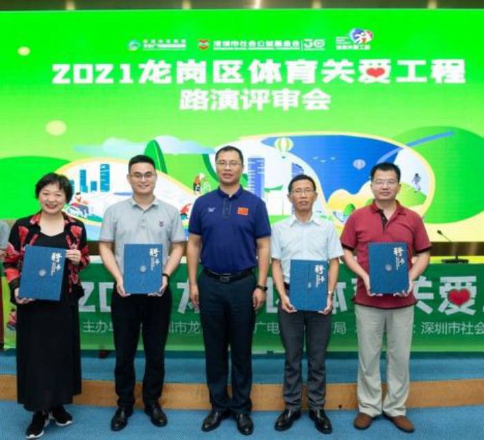 0712-1龍崗區(qū)文體局副局長(zhǎng)李震為專(zhuān)家評(píng)委頒發(fā)聘書(shū)-1.jpg